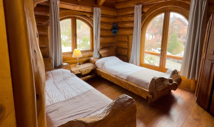 Interior de cabaña con dos camas